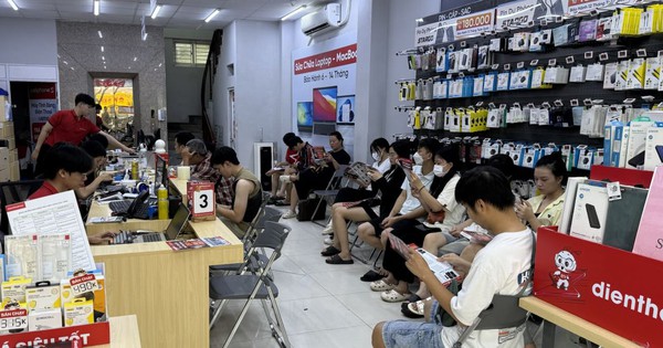 Hà Nội ngập sau mưa lớn, lượng người mang điện thoại đi "cấp cứu" tăng đột biến