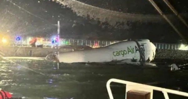 Trung Quốc: Máy bay trượt khỏi đường băng rơi xuống biển, 2 người thiệt mạng