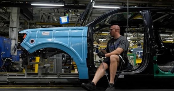 Bất ổn lan rộng toàn ngành ô tô: Loạt nhà máy "đóng băng" vì thiếu nguyên vật liệu, sai lầm vì phụ thuộc vào 1 nhà cung cấp duy nhất