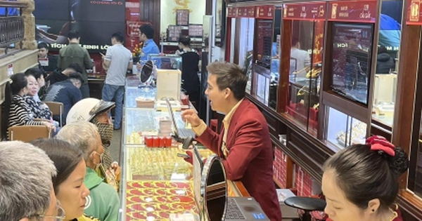 Giá vàng lao như "con tàu không phanh", nhà đầu tư không nên leo lên lúc này