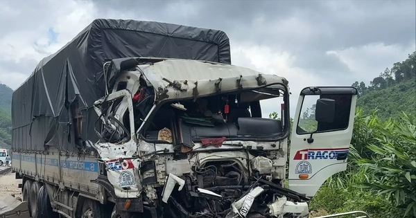 Xe tải biến dạng kỳ quái sau tai nạn liên hoàn trên cao tốc La Sơn - Túy Loan