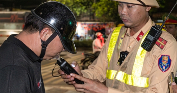 Tài xế vi phạm nồng độ cồn giả vờ mất trí, liên tục nói "tôi không nhớ gì cả"