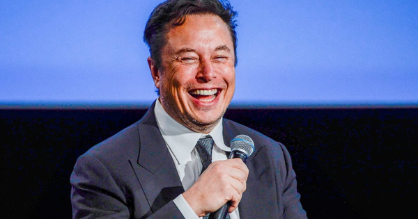 Elon Musk chê Amazon dùng AI gõ code nên bị sập...