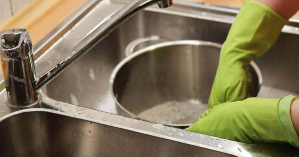 Bác sĩ đến chơi nhà, nhìn vào bếp thì tái mặt hét lên: "Sao lại làm vậy!"