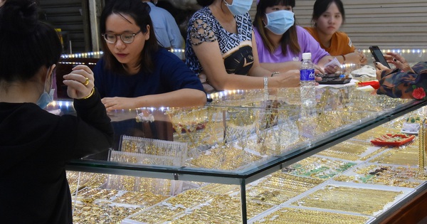 Giá vàng hôm nay 22-10: Lao dốc không phanh