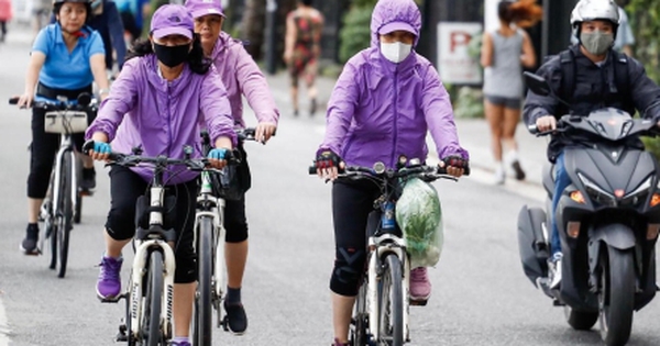 Người Hà Nội xuýt xoa đón gió lạnh đầu mùa