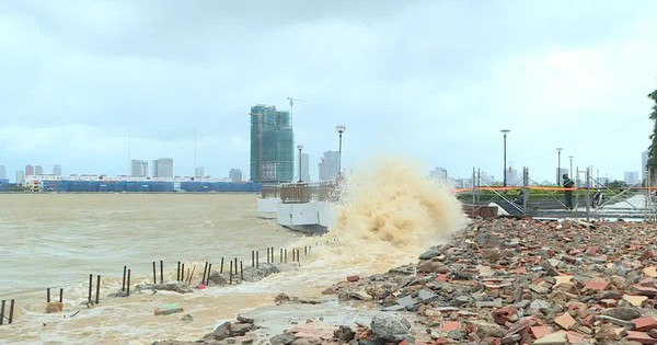 Đà Nẵng: Bờ kè tuyến đường ven sông Hàn bị hư hỏng nặng do nước dâng cao và triều cường