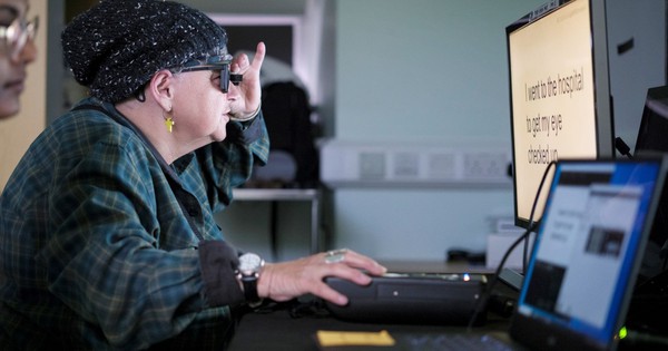 Hãng công nghệ sản xuất thành công chip 2mm cấy dưới võng mạc, giúp bệnh nhân mù 30 năm đọc sách trở lại