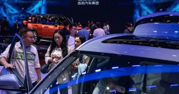 Cỗ máy tiêu dùng tại Trung Quốc trầm lắng: Ngườ...