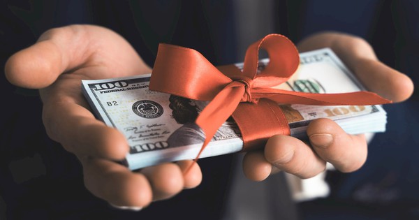 Một ngân hàng buộc các nhân viên trả lại tiền t...