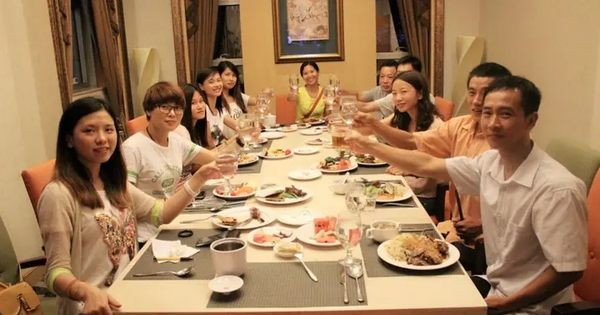 Đi họp lớp được hỏi tiền tiết kiệm, tôi trả lời 100 triệu đồng dù tài khoản có 2 tỷ: Về đến nhà, nhận được tin nhắn cả đời không thể quên