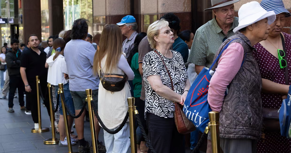 Cảnh tượng hiếm thấy ở Úc: Hàng ngàn người chen chúc xếp hàng mua vàng