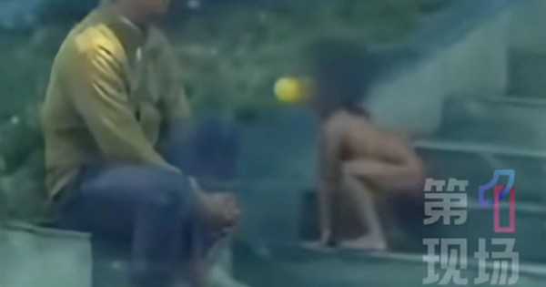 Bố cử nhân, mẹ thạc sĩ nuôi con thuận tự nhiên như người rừng: Không quần áo, đi bằng bốn chân và nhặt thức ăn