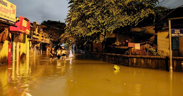 Nước sông lên nhanh, trung tâm TP Huế nhiều nơi bị ngập