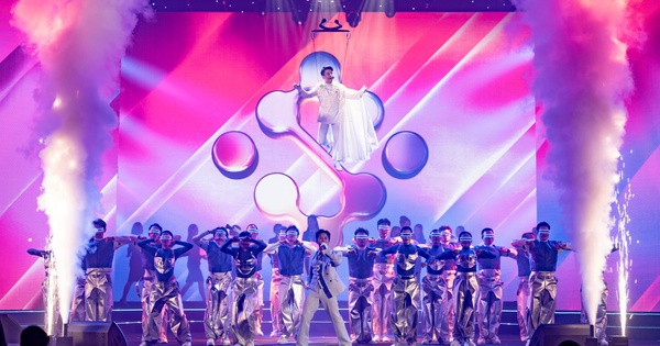 Clip: Màn trình diễn cực "đỉnh" của Chủ tịch KienlongBank cùng ca sĩ Bùi Công Nam