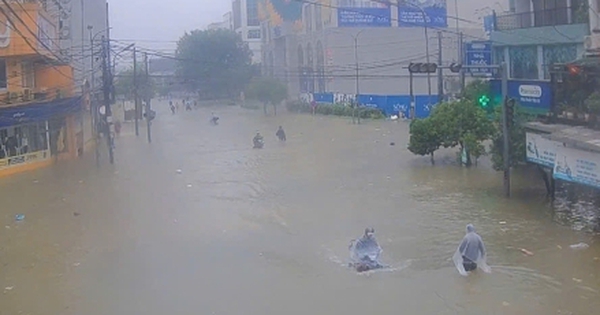 Thuỷ điện xả nước, nước sông lên báo động 3, Huế bị lũ "bủa vây"