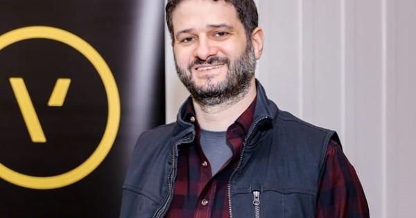 Co-founder Meta thừa nhận kiệt sức, thừa nhận "phải đeo mặt nạ mỗi ngày"