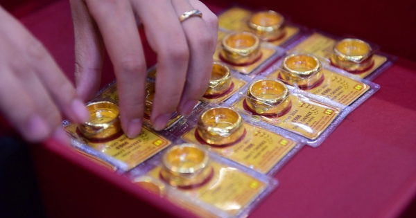 Hôm nay, một nhà vàng lớn tại Hà Nội thông báo: Khách hàng phải chờ 5 ngày mới được mua nhẫn tròn trơn lần tiếp theo