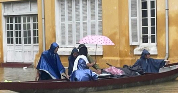 Nguyên nhân miền Trung mưa đặc biệt lớn, nhiều nơi chìm trong biển nước