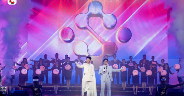 Những lần cầm mic gây bão của các sếp lớn: Chủ tịch KienlongBank "đu dây" biểu diễn, Chủ tịch ACB, CEO 8X MB hát loạt hit của Tăng Duy Tân, Hồ Ngọc Hà