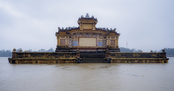 Chùm ảnh: Thành phố Huế ngập trong biển nước