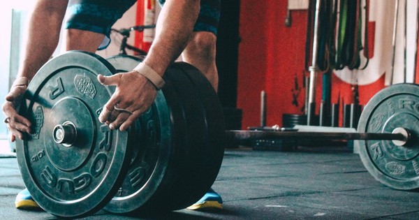 Ham cơ bắp, suýt mất đôi chân: Cảnh báo GẤP cho những người mê tập GYM với tạ nặng