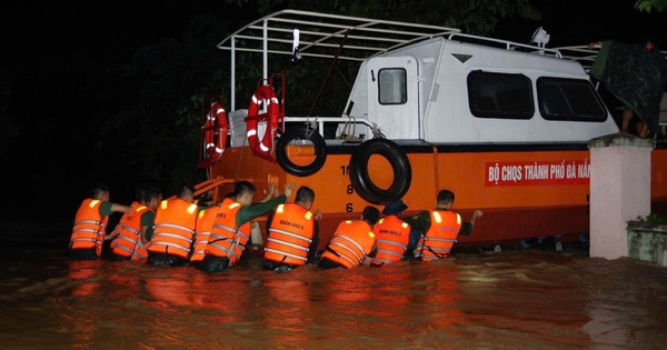 Lũ ở Đà Nẵng vượt mốc lịch sử 1964, người dân kêu cứu trong đêm