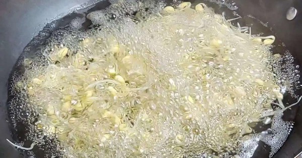 Người Việt hay ăn loại rau trắng nõn này nhưng không hay chứa cả "mỏ" đạm, chống ung thư, là báu vật cho "chuyện ấy"