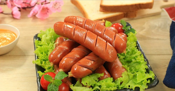 Người đàn ông 25 tuổi liệt giường sau khi ăn xúc xích