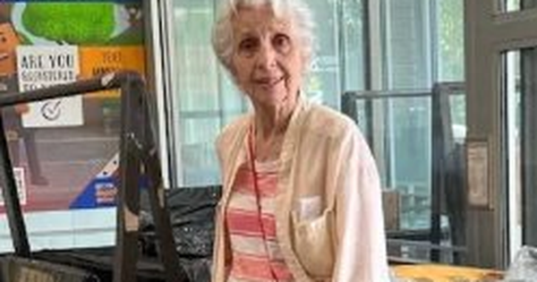 Sau khi rút tiền từ nhiều sổ tiết kiệm rồi chuyển khoản để mua vàng miếng, bà cụ U90 phát hiện bị lừa, liền đâm đơn kiện ngân hàng