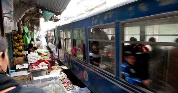 Người EQ thấp hay làm 5 điều này khi ngồi cạnh người khác