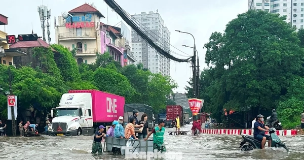 "Hốt bạc" giữa biển nước: Dịch vụ kéo xe "chạy sô" 200.000 đồng mỗi lượt ở Hà Nội