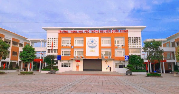 Xôn xao thông tin trường THPT ở Hà Nội mưa vẫn điểm danh, lệch 1 phút tính đi muộn: Hiệu trưởng lên tiếng