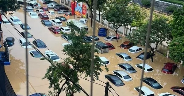 Thái Nguyên giữa lũ dữ: Người kêu cứu, nhà cô lập, ô tô "bơi" giữa biển nước