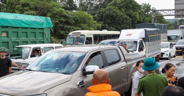 Cao tốc Hà Nội - Thái Nguyên tê liệt vì lũ, ô tô nối đuôi 15 giờ chờ nước rút