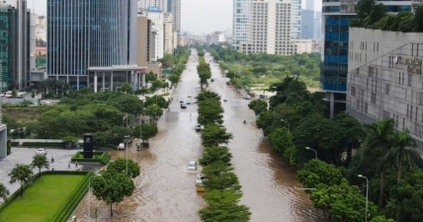 Nắng lên, nhiều tuyến phố Hà Nội vẫn chìm trong biển nước