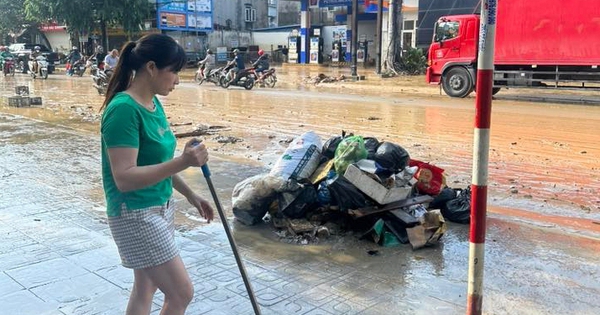 Đường phố Thái Nguyên ngập bùn đất sau lũ lịch sử, người dân tất bật dọn dẹp