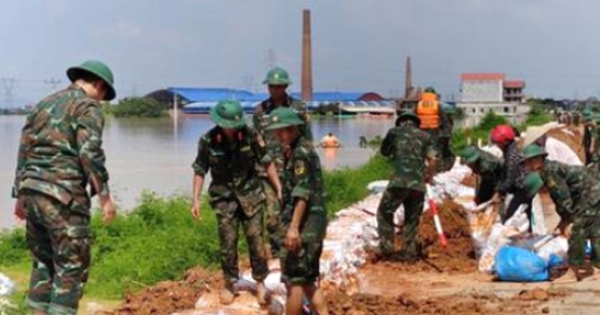 Lũ sông Cầu đạt đỉnh, 2.000 người vật lộn từ sáng đến đêm gia cố đê ở Bắc Ninh