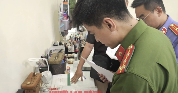 CLIP: Công an TP HCM khám xét nhà diễn viên Trư...