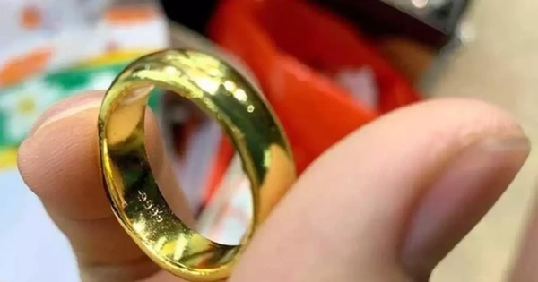 Giá vàng chênh lệch mua vào - bán ra rất cao