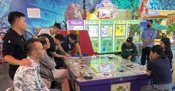 Bắt nhóm tổ chức đánh bạc trong trung tâm thương mại
