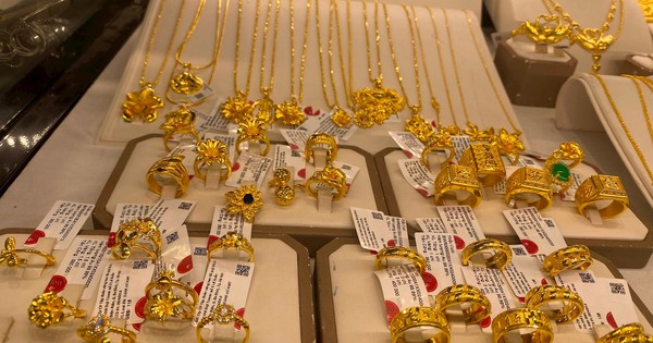 Trưa ngày 14/11, giá vàng trong nước quay đầu giảm, vàng nhẫn mất 1 triệu đồng/lượng