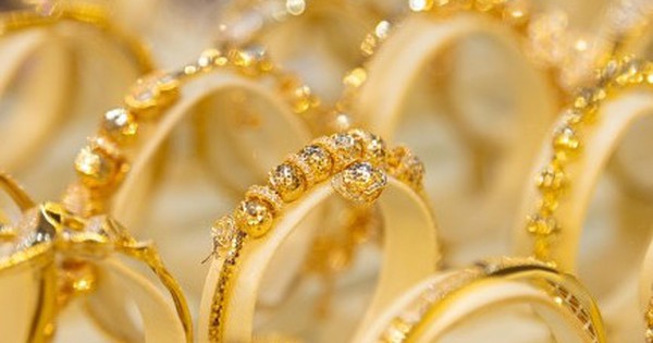 Giá vàng hôm nay 15/11: Lao dốc không phanh