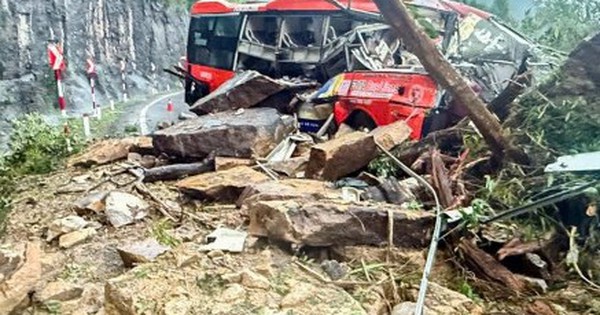 Hiện trường sạt lở núi đè ô tô khách ở đèo Khánh Lê, ít nhất 6 người chết