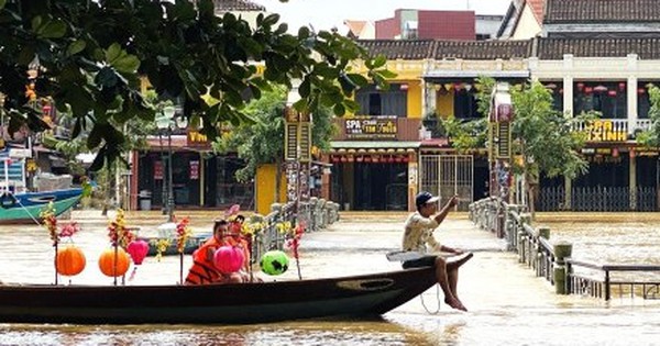Hội An lại ngập lụt: Dân tất tả dọn đồ, du khách thích thú ngồi thuyền ngắm phố