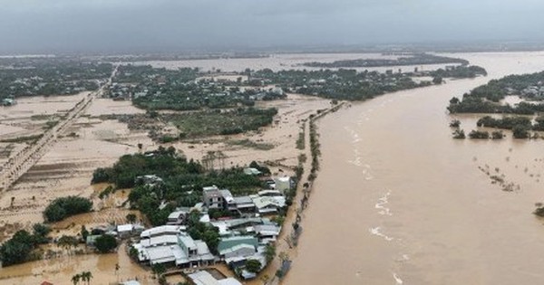 Lũ trên các sông ở Đà Nẵng, Huế duy trì mức cao, nhiều nơi chìm trong biển nước