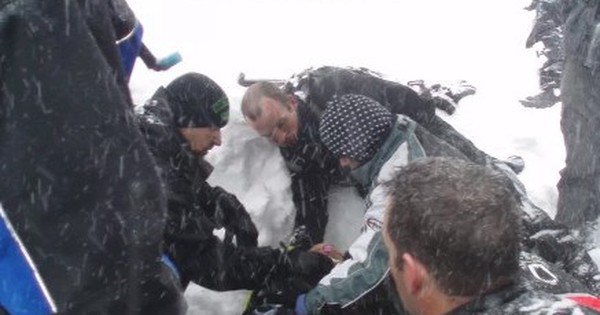 Người đàn ông sống sót kỳ diệu sau 5 giờ bị chôn sống dưới tuyết
