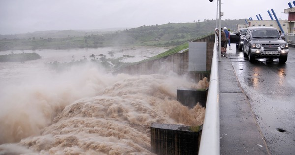 Thủy điện xả lũ kinh hoàng, hạ du ngập nặng