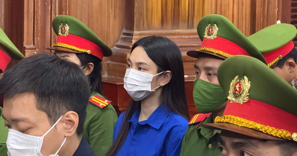 Hình ảnh bất ngờ sau phiên toà xét xử hoa hậu T...