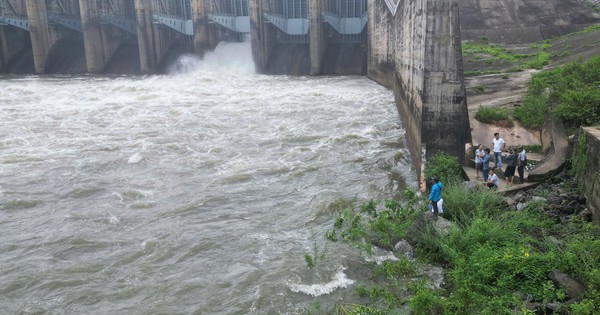 Từ 13 giờ hôm nay, thủy điện lớn nhất miền Nam tiếp tục tăng lưu lượng xả lũ xuống vùng hạ du